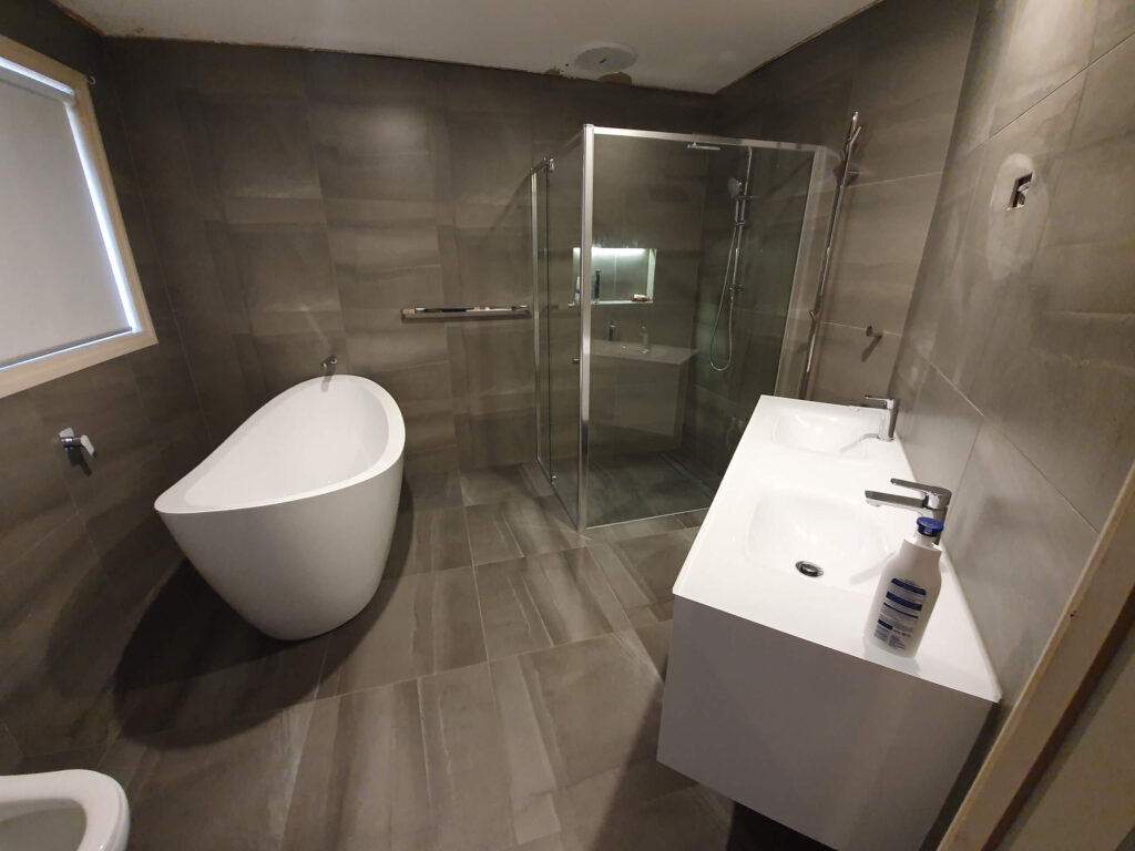 Bathroom tiled 600 x 600 Porcelian tile Lapparto grey look